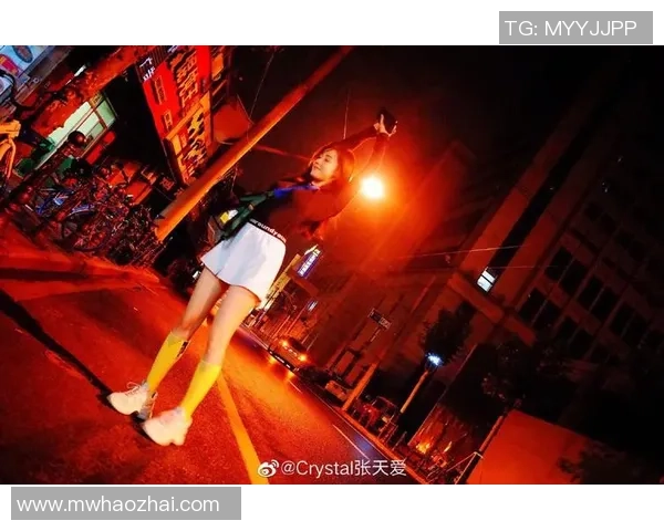 过膝足球袜球星穿搭风格解析与运动表现的完美结合